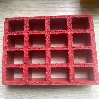 洗車場や作業場所向けの、赤色の38x38mm FRP成形格子、滑り止め加工、表面にグリット付き