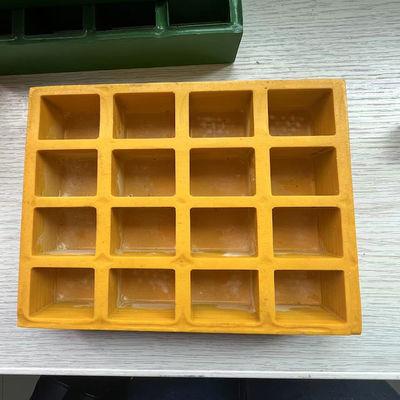メッシュサイズ 38x38mm FRP 黄色の鋳造グリッティング 歩行道のために片側にカバーを持つ平面