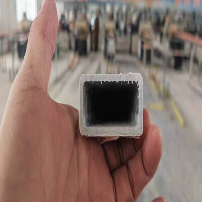 ポリエステルベールと不飽和樹脂で作られた耐熱FRP角型チューブプロファイル、電気絶縁性と耐久性を提供